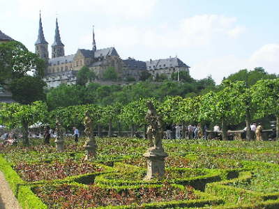 Rosengarten mit Blick auf St. Michael
